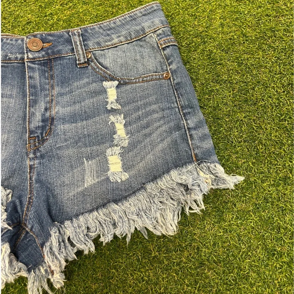ELAN Distressed Denim Cut Off Shorts Medium Wash Frayed Hem JE3005 Womens Large